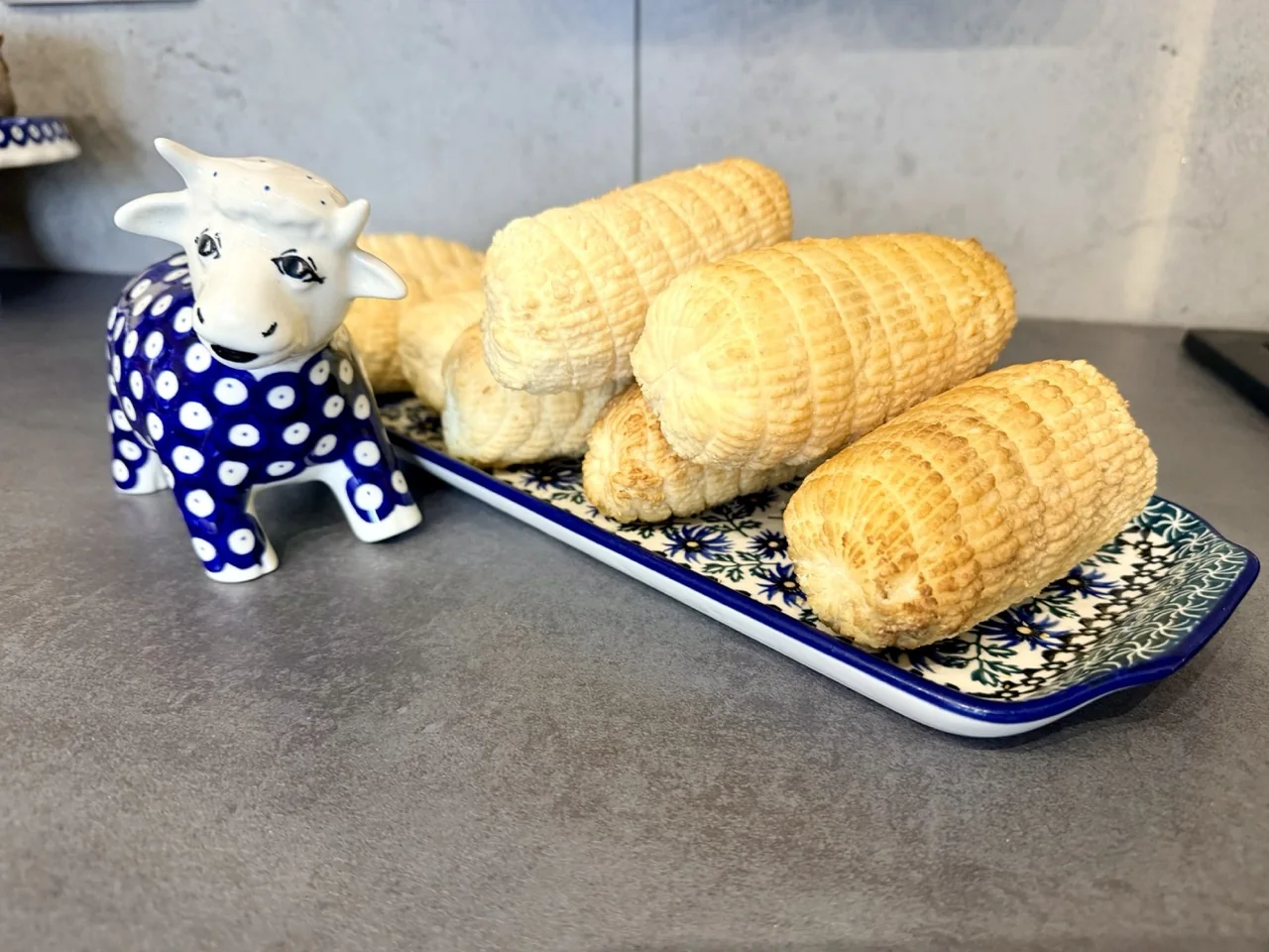 Tradycyjne sery ułożone na ceramicznej tacy
